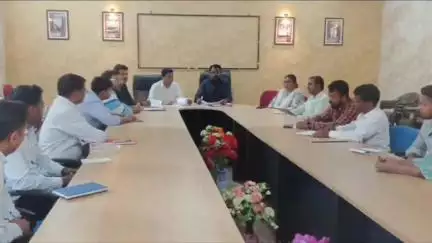 सेन्हा: सेन्हा प्रखंड मुख्यालय में बैंकर्स समिति की बैठक, बीडीओ ने योजनाओं में तेज़ी लाने के दिए निर्देश