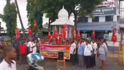அவிநாசி: திருமுருகன்பூண்டி நகராட்சி அலுவலகம் முன்பாக ஊரக வளர்ச்சி உள்ளாட்சித் துறை ஊழியர் சங்கத்தினர் ஆர்ப்பாட்டத்தில் ஈடுபட்டனர்