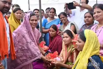वाड्रफनगर: चलगली में सुशासन तिहार के अंतर्गत शिविर का आयोजन हुआ, विधायक शकुंतला सिंह पोर्ते रहीं शामिल