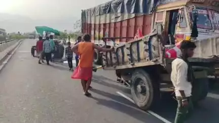 आबू रोड: आबूरोड के NH27 किवरली पर तेज रफ्तार ट्रक ने मजदूरों से भरे ट्रैक्टर को मारी टक्कर, 1 की मौत, 3 गंभीर घायल