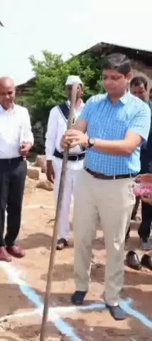 లింగంపేట్: లింగంపేటలో ఇందిరమ్మ ఇంటి నిర్మాణానికి భూమి పూజ చేసిన జిల్లా కలెక్టర్ ఆశిష్ సంగ్వాన్