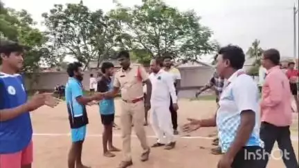 ఇల్లంతకుంట: రుద్రంగి సమ్మర్ క్యాంప్ ఆధ్వర్యంలో వాలీబాల్ టోర్నమెంట్‌ను ప్రారంభించిన మార్కెట్‌ కమిటీ చైర్మన్, ఎస్‌ఐ