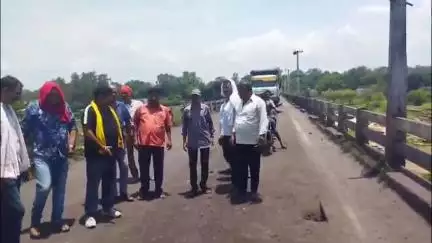 पतरातू: गिद्दी दामोदर पुल की जर्जर हालत पर स्थानीय लोगों ने झारखंड सरकार को जगाने के लिए किया विरोध प्रदर्शन