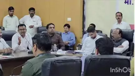 सांगोला: जिल्हाधिकारी कार्यालयात महसूलमंत्री बावनकुळे यांच्या अध्यक्षतेखाली बैठक; आमदार बाबासाहेब देशमुख यांनी मांडले प्रश्न