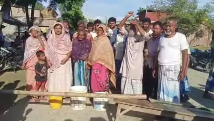 ইটাহার: পানীয় জলের দাবিতে ইটাহারের ঘেড়া এলাকায় গ্রামীণ সড়ক অবরোধ করে বিক্ষোভ স্থানীয়দের #jansamasya