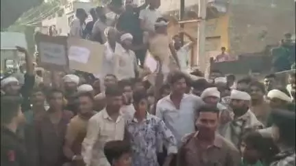कोटड़ी: बनास नदी में प्रस्तावित बजरी लीज के संबंध में क्षेत्र के गांवों के ग्रामीणों ने आकोला में किया विरोध प्रदर्शन
