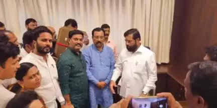 अक्कलकोट: विकासकामांसाठी निश्चीतच सहकार्य करेन: उपमुख्यमंत्री एकनाथ शिंदेंचा माजी मंत्री सिध्दाराम म्हेत्रेंना मुंबई येथे शब्द..