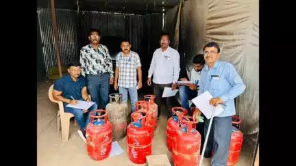 बसमत: वसमत शहरांमध्ये अवैध गॅस भरणा केंद्रावर महसूल विभागाचा छापा नऊ गॅस सिलेंडर सह इतर साहित्य जप्त