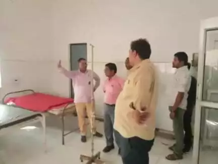 कोरांव: पीएचसी लेडियारी व पीएचसी खीरी का निरीक्षण कर अधीक्षक डॉक्टर केबी सिंह ने कहा- मरीजों को दी जाए बेहतर स्वास्थ्य सुविधाएं