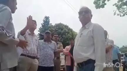सरकाघाट: चोलथरा में एन एच निर्माण कंपनी के खिलाफ़ विरोध प्रदर्शन