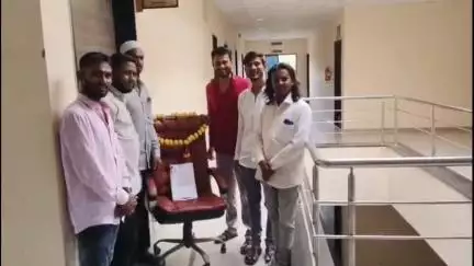पुर्णा: अधिकारी उपस्थित नसल्याने विविध संघटनेच्या पदाधिकाऱ्यांचा खुर्ची ला हार घालून निषेध #Jansamasya