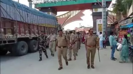 नौतनवा: आगामी त्यौहार को लेकर सोनौली बॉर्डर पर एसएसबी और पुलिस ने किया फ्लैग मार्च