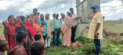 इचाक: ग्राम बड़का खुर्द में सांसद प्रतिनिधि, मुखिया व पंसस ने किया ट्रांसफार्मर का उद्घाटन
