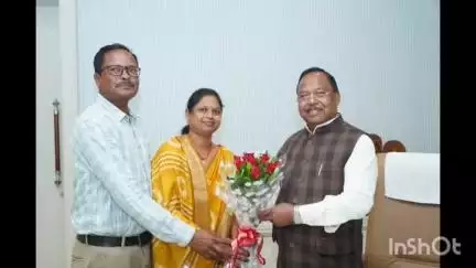 रामानुजगंज: आवासीय कार्यालय में अनु. जन. मोर्चा के जिला महामंत्री पूरन सिंह टेकाम ने रामानुजनगंज विधायक रामविचार नेताम से की मुलाकात