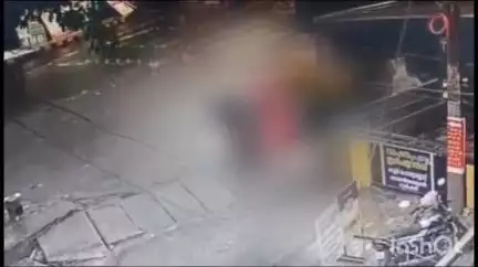 കൊച്ചി: പള്ളിപ്പുറം മാണി ബസാറിൽ ബഹുനില കെട്ടിടത്തിൽ നിന്ന് കോൺക്രീറ്റ് കട്ട തലയിൽ വീണ യുവതി മരിച്ചു; CCTV ദൃശ്യം പുറത്ത് വന്നു