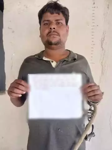 खजौली: गांधी चौक स्थित दुकान पर खजौली पुलिस की छापेमारी, 9 बोतल देशी शराब के साथ एक युवक गिरफ्तार