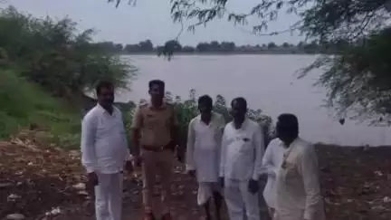 ಭೀಮ ನದಿ ತೀರದ ದೇವಣಗಾಂವ ತಾರಾಪುರ ಗ್ರಾಮದ ಜನರನ್ನು ಸ್ಥಳಾಂತರಿಸಿದ ಪೊಲೀಸ್ ಅಧಿಕಾರಿಗಳು