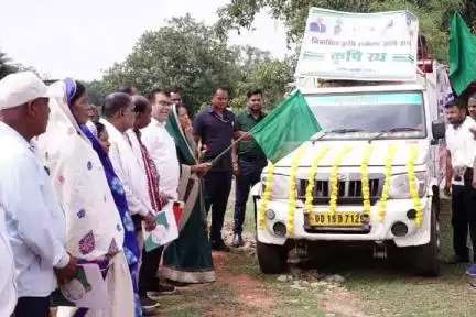 फरसाबहार: सीमाबारी में विकसित कृषि संकल्प अभियान रथ को दिखाई गई हरी झंडी, किसानों को योजनाओं की दी जानकारी व सामग्री का किया वितरण