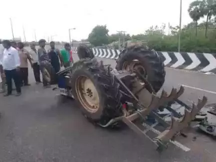 మునగాల: మునగాల శివారులో ట్రాక్టర్‌ను వెనుక నుంచి ఢీకొట్టిన కారు, ట్రాక్టర్ పల్టీ, ఒకరికి తీవ్ర గాయాలు