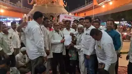 वैजापूर: शेतकऱ्यांच्या संघर्षाला यश,सोमवार पासून चेक होणार वाटप,क्रांती चौकातील उपोषण सुटले,पब्लिक अपने मांडली बाजू #Jansamasya