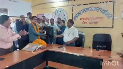 कर्माटांड /विद्यासागर: प्रखंड सह अंचल कार्यालय में विदाई समारोह का आयोजन, कर्मचारी परेशान दास को दी विदाई, सीओ रहे मौजूद