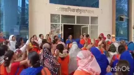 आशा उषा महिला संगठन ने 7 सूत्री मांगों के साथ कोठी स्थित प्रशासनिक कार्यालय में ज्ञापन सौंपा