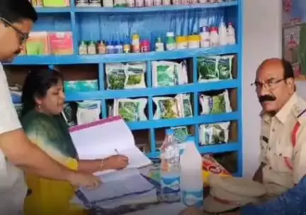 భిక్కనూర్: భిక్కనూర్ లోని ఫర్టిలైజర్ దుకాణాలను తనిఖీ చేసిన : భిక్కనూరు ఎస్సై దత్తాద్రి గౌడ్