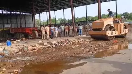 महू में बुलडोजर से 10 हजार लीटर से अधिक शराब नष्ट की गई