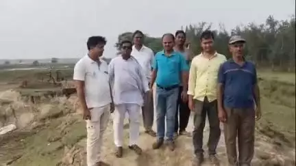 খেজুরি ২: কেদরাবাড় চরের দুর্বল নদী বাঁধের ভাঙন রুখতে শুরু হল মেরামত,আজ পরিদর্শনে গ্রাম পঞ্চায়েতের প্রধান কালীপদ মন্ডল