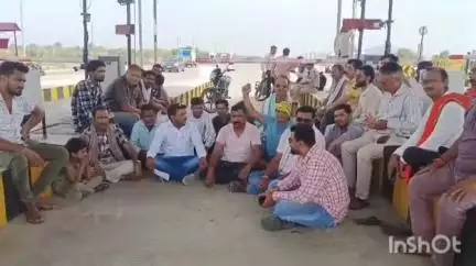 शाहपुर: कुंडी गांव में नेशनल हाईवे पर अधूरे सड़क निर्माण के बाद टोल प्लाजा शुरू करने का नागरिकों ने किया विरोध #jansamasya