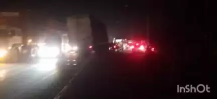 खतौली: मंसूरपुर क्षेत्र के हाईवे मार्ग पर बेकाबू केंटर ने डिवाइडर से टकराया, बाल-बाल बची लोगों की जान, पुलिस मौके पर