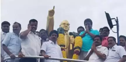 செங்கம்: பேருந்து நிலையம் முன்பு செங்கம் பகுதியில் அரசு கலை மற்றும் அறிவியல் கல்லூரியை முதல்வர் அறிவித்ததை தொடர்ந்து mla கிரி பொதுமக்களுக்கு இனிப்பு வழங்கினார்