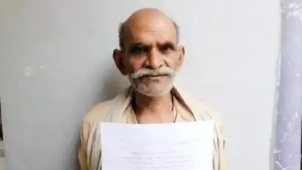 मऊरानीपुर: मऊरानीपुर में पुलिस क्षेत्राधिकारी की चौखट पर बुजुर्ग ने न्याय की मांग कर मदद मांगी
