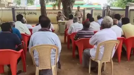 సంతనూతలపాడు: అమ్మనబ్రోలు గ్రామంలో శాంతి భద్రత పరిరక్షణలో భాగంగా ఇరు వర్గాల వారితో సమావేశం నిర్వహించిన సీఐ శ్రీకాంత్ బాబు