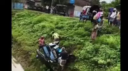 ডোমকল: মামুদপুর এলাকায় নিয়ন্ত্রণ হারিয়ে একটি টোটো গাড়ি উল্টে গেল পুকুরে,  চাঞ্চল এলাকায়