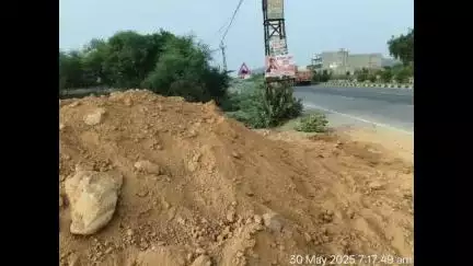 गंगरार: जोजरो का खेड़ा हाईवे पर फेंका गया ज़िंक वेस्ट, ग्रामीणों में बढ़ा रोष
