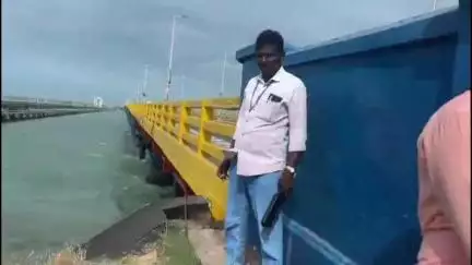 இராமேஸ்வரம்: பேருந்து நிலையம் அருகே நட்சத்திர விடுதியில் தமிழக ஆளுநரை ஆட்சியர் பூங்கொத்து கொடுத்து வரவேற்றார்