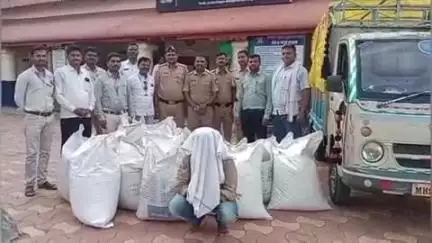 मुर्तीजापूर: राष्ट्रीय महामार्ग ५३ वरील व्यास हॉटेलसमोर खाजगी बसमधून आलेले बोगस कपाशी बियाण्याचे १७ पोते शहर पोलिसांनी घेतले ताब्यात