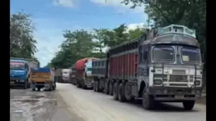 सरैयाहाट: सरैयाहाट/दुमका-भागलपुर मार्ग पर हंसडीहा ओवरब्रिज के पास गड्ढे में फंसी गाड़ियां, लगा जाम