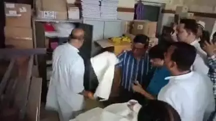 नौगांव: नौगांव के सामुदायिक स्वास्थ्य केंद्र का केंद्रीय मंत्री वीरेंद्र कुमार ने किया निरीक्षण, कमियाँ मिलने पर जताई नाराज़गी