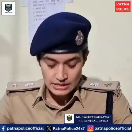 एक चाय दूकान के पास फायरिंग करता हुआ तथा दुसरा   एक घर में फायरिंग करता दोनों युवकों को गिरफ्तार कर लिया गया हैI