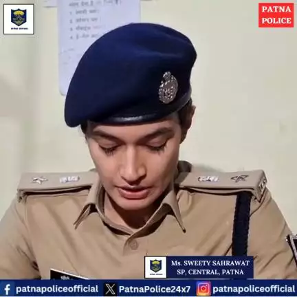 बोरिंग रोड चौराहा के पास फायरिंग करता हुआ दिख रहा थाI 

उक्त विडियो को बनाने वाले अभियुक्त को गिरफ्तार कर लिया गया हैI