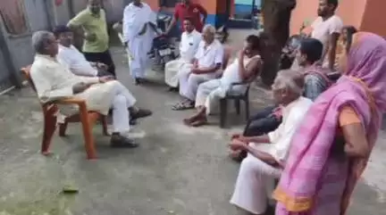 बारसोई: हरनाराई गांव पहुंचे पूर्व सांसद, सड़क दुर्घटना में मृतक के परिजनों से मिलकर जताया शोक