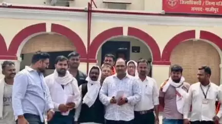 जखनिया: जंगीपुर-शुभखारपुर सड़क निर्माण में लापरवाही पर भड़के ग्रामीण, छात्रनेता विवेकानंद के नेतृत्व में DM को सौंपा ज्ञापन