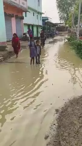 बारिस के पानी जमाव होने के कारण 
ग्राम- देवगना पंचायत -माझीयावा प्रखंड नबीनगर 
में जर्ज़र स्तिथि जिससे स्कूली बच्चों