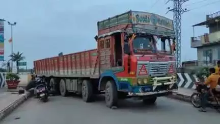 గద్వాల్: పట్టణంలో జమ్ములమ్మ ఫ్లై ఓవర్ పై డివైడర్ ఢీకొట్టిన లారీ వాహనదారులకు తీవ్ర అంతరాయం