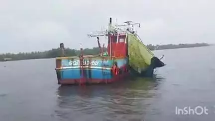 കാർത്തികപ്പള്ളി: കായംകുളം കായലിൽ നങ്കൂരമിട്ടിരുന്ന മത്സ്യബന്ധന ബോട്ടിന്റെ മേൽക്കൂര തകർന്നു