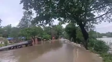 উত্তৰ লক্ষীমপুৰ: নীপকোৱে পানীএৰি দিয়াৰ পাছত লখিমপুৰত সৃষ্টি হৈছে জলপ্ৰলয়ৰ,গেন্ধালীত ১৫ নং ৰাষ্ট্ৰীয় ঘাইপথৰ ওপৰেদি বাগৰিছে পানী