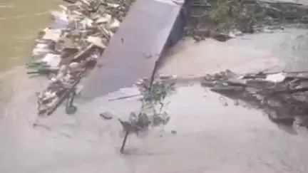 সাব্রুম: বৃষ্টিতে মনু নদীর জল বেড়ে হরিনা চালিতাছড়ি রাস্তার উপর মনু নদীতে নির্মিত অস্থায়ী সেতু মনু নদীর জলে তলিয়ে গেছে,দূর্ভোগ