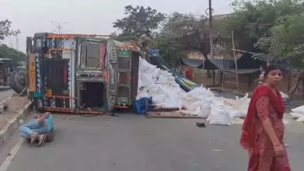 शाहबाद: डाक बंगले के सामने हाईवे पर चावल से लदा ट्रक डिवाइडर से टकराकर पलटा, लोग बाल-बाल बचे